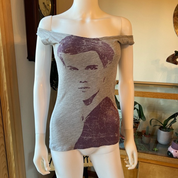 Rare Twilight Saga Jacob off the shoulder top - Picture 1 of 4